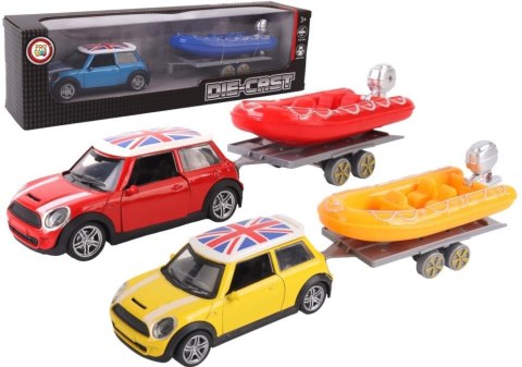 Samochód z łodzią pontonową na przyczepie mix