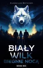 Biały wilk biegnie nocą