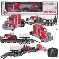 Ciężarówka z traktorem i przyczepką