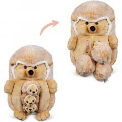 Mama jeż z 3 młodymi jeżami