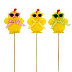 Kurczaczek w okularach na piku