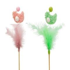 Pisklę z piórkami na piku